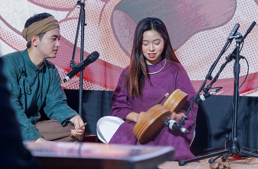 Sinh viên trải nghiệm trình diễn nghệ thuật xẩm trên sân khấu.