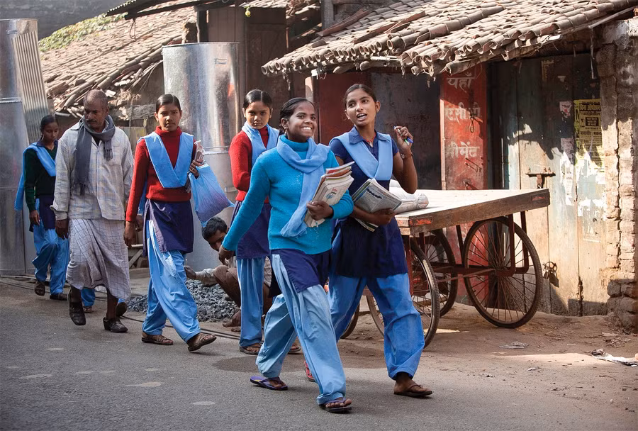 Trẻ em gái và dân cư vùng nông thôn Ấn Độ có tỷ lệ biết chữ thấp.