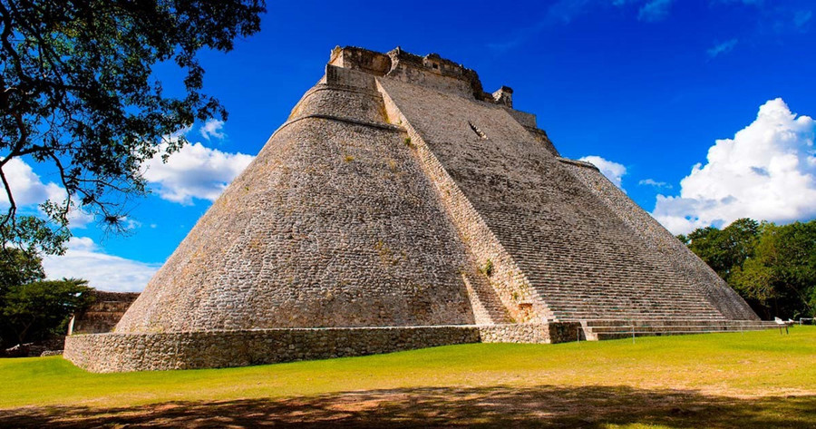 Kim tự tháp của Phù thủy ở thành phố cổ Uxmal.