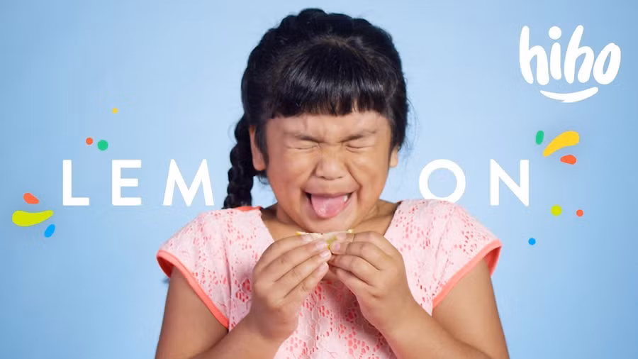 Phụ huynh nên cho trẻ làm quen từ từ với hương vị của chanh. Ảnh: INT