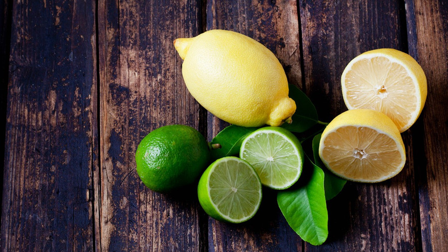 Chanh được xem là nguồn cung cấp vitamin C dồi dào, cần thiết cho sự phát triển của trẻ. Ảnh: INT bao-ve-suc-khoe-nho-su-dung-chanh-dung-cach-1.jpg