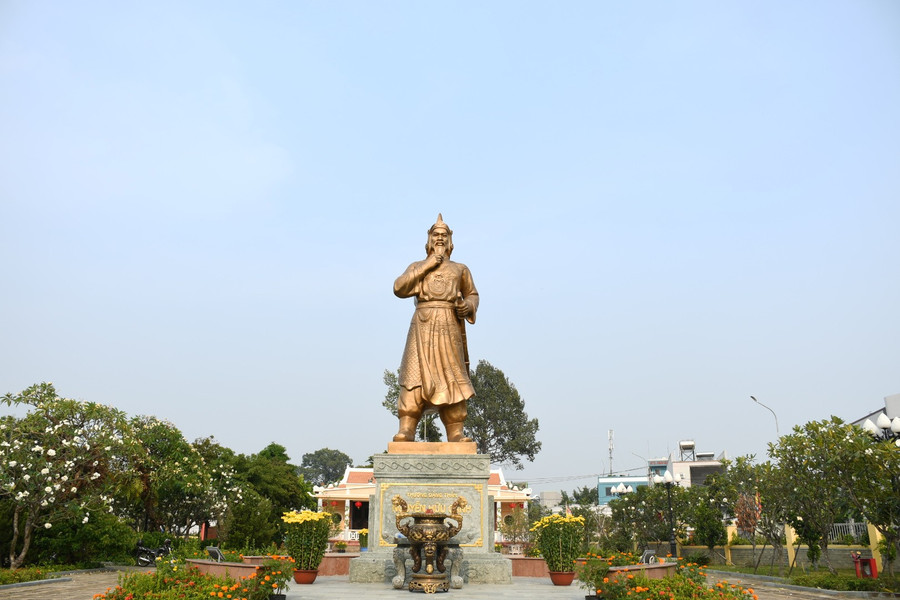 Tượng Nguyễn Hữu Cảnh tại khu lưu niệm đền Bình Kính. noi-luu-dau-danh-tuong-mo-coi-phuong-nam-3.jpg