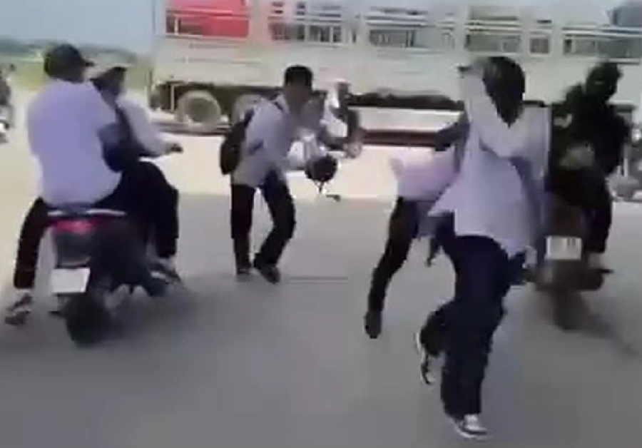 Hình ảnh hai nam sinh Trường THPT Đặng Thai Mai lao vào đánh nhau khiến 1 em tử vong. Ảnh cắt từ clip thanh-hoa-con-dau-dau-bao-gio-cham-dut-1.png