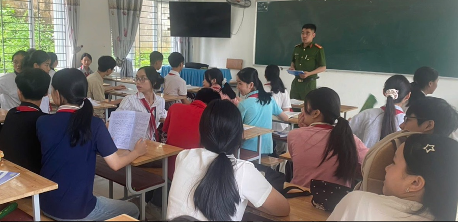 Lực lượng công an kiểm tra đột xuất các vật dụng học sinh mang theo khi lên lớp. Ảnh: TG