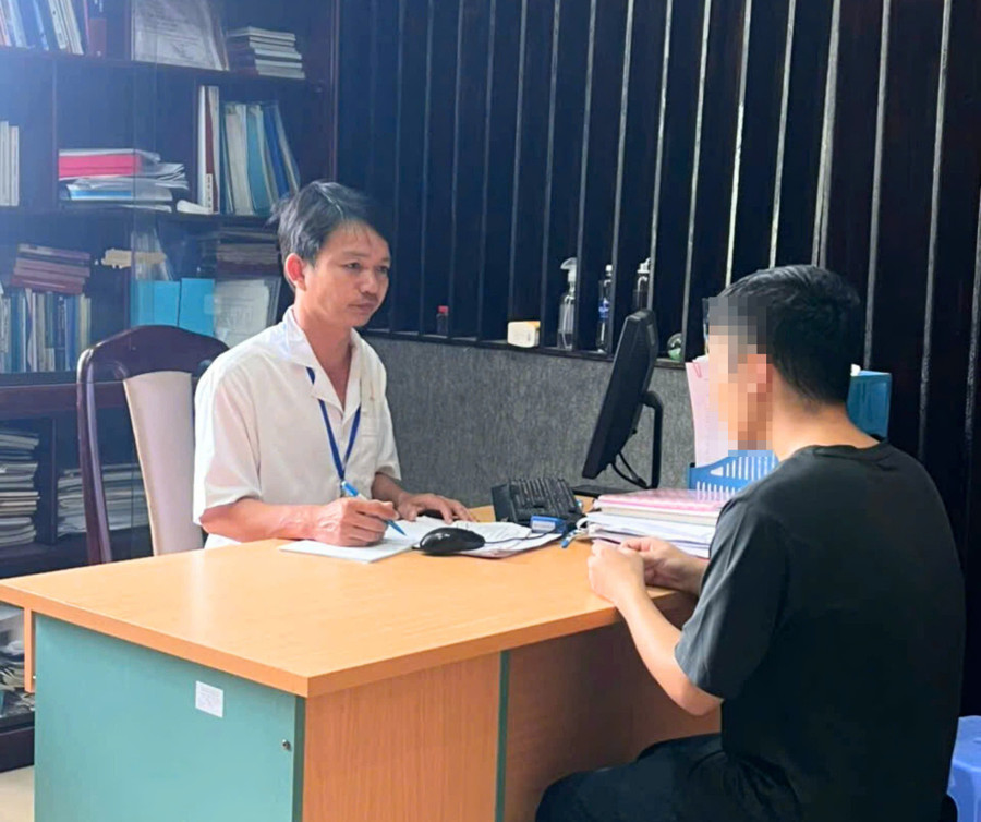 ThS Trương Văn Lợi tư vấn tâm lý cho một học sinh tại tỉnh Đồng Nai.