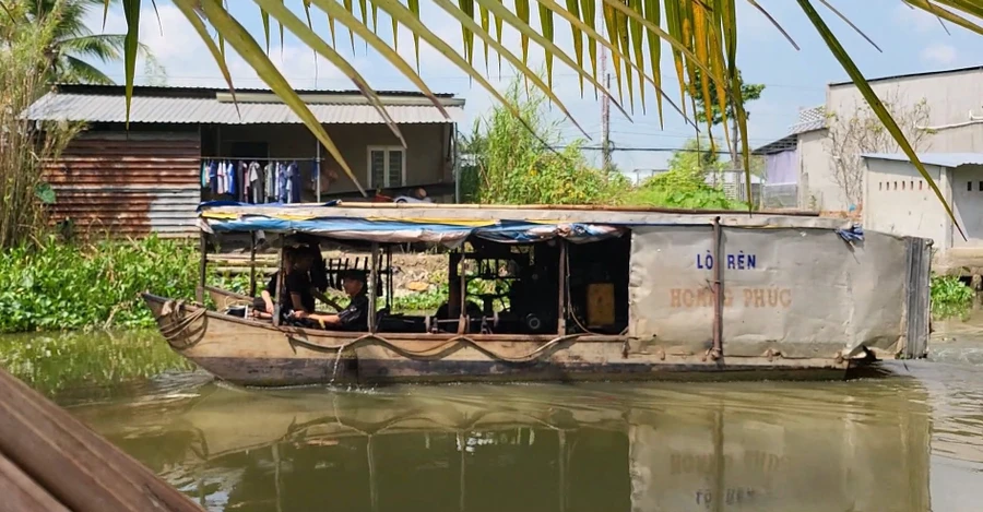 Theo năm tháng, những chiếc ghe lò rèn vẫn lênh đênh mang theo cái nghề 'đập búa ra tiền' len lỏi đến từng nhà.