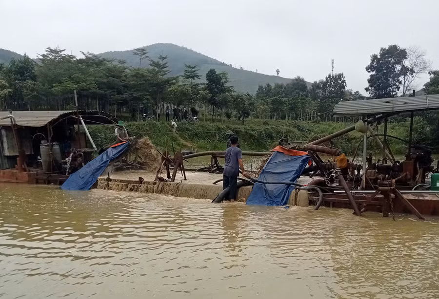 Hình ảnh tàu hút cát được người dân ghi lại.
