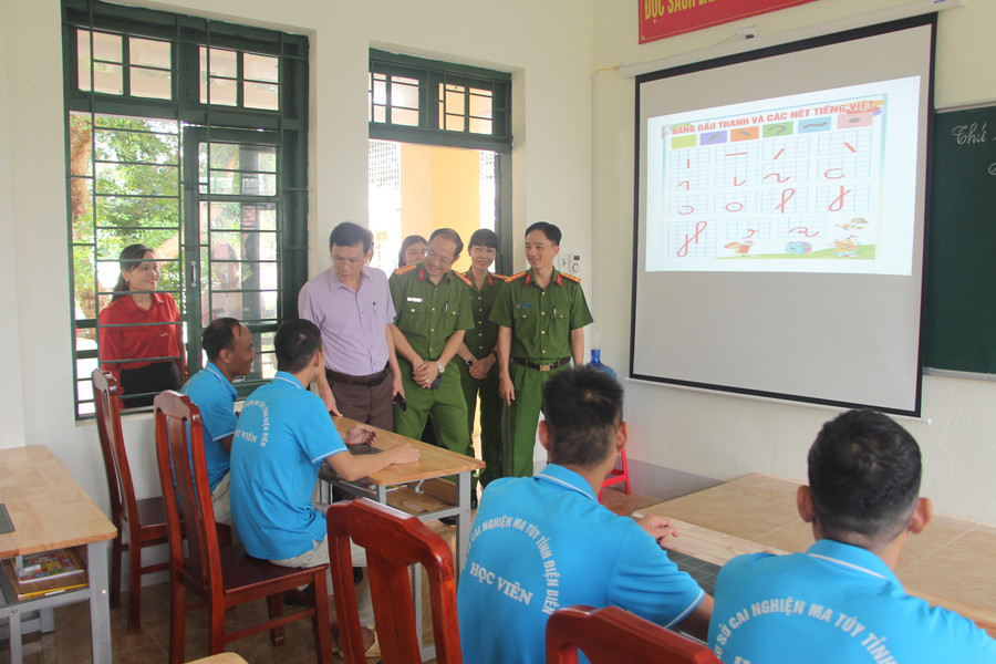 Lãnh đạo Công an tỉnh Điện Biên và Sở GD&ĐT tới thăm hỏi, động viên học viên ở lớp học. lop-hoc-thap-anh-sang-tri-thuc-va-niem-tin-1.jpg