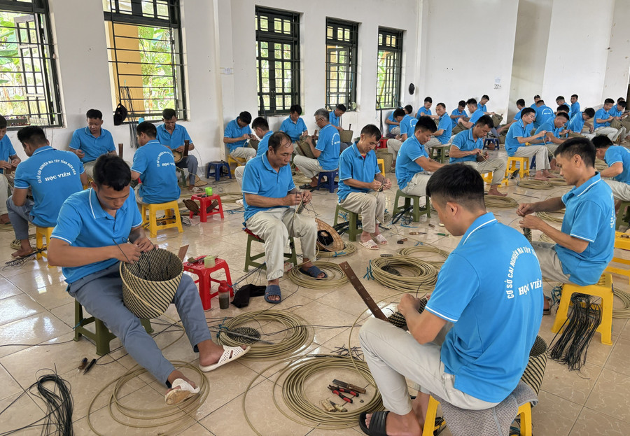Điều trị tại Cơ sở cai nghiện ma túy tỉnh Điện Biên, học viên không chỉ được học chữ, mà còn được dạy nghề, kỹ năng sống. lop-hoc-thap-anh-sang-tri-thuc-va-niem-tin-3.jpg