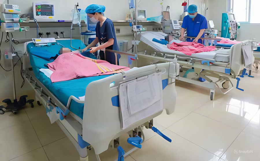 Các bác sĩ Bệnh viện Nhi Trung ương điều trị cho bệnh nhi mắc sởi. Ảnh: BVCC