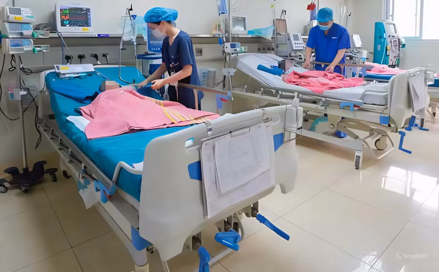 Các bác sĩ Bệnh viện Nhi Trung ương điều trị cho bệnh nhi mắc sởi. Ảnh: BVCC