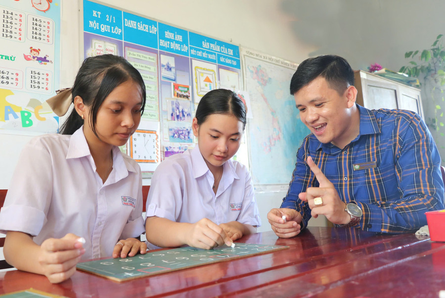 Thầy Nguyễn Minh Phụng luôn tận tụy, cống hiến cho sự nghiệp giáo dục với những học sinh đặc biệt tại Trường Nuôi dạy trẻ khuyết tật tỉnh Đồng Tháp.