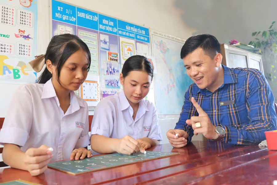 Thầy Nguyễn Minh Phụng luôn tận tụy, cống hiến cho sự nghiệp giáo dục với những học sinh đặc biệt tại Trường Nuôi dạy trẻ khuyết tật tỉnh Đồng Tháp.