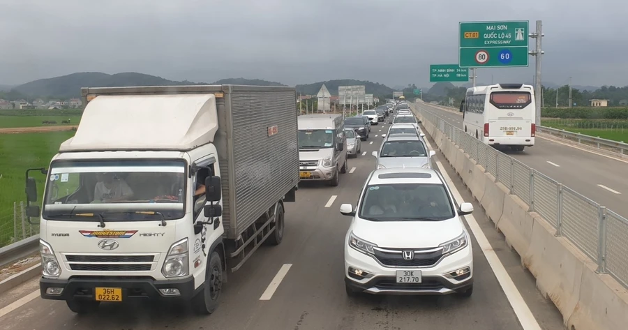 Cao tốc Mai Sơn - Quốc lộ 45 đưa vào vận hành khai thác góp phần rút ngắn thời gian di chuyển từ Hà Nội đến Diễn Châu (Nghệ An) từ 5 giờ xuống còn 3,5 giờ. Ảnh minh họa: INT