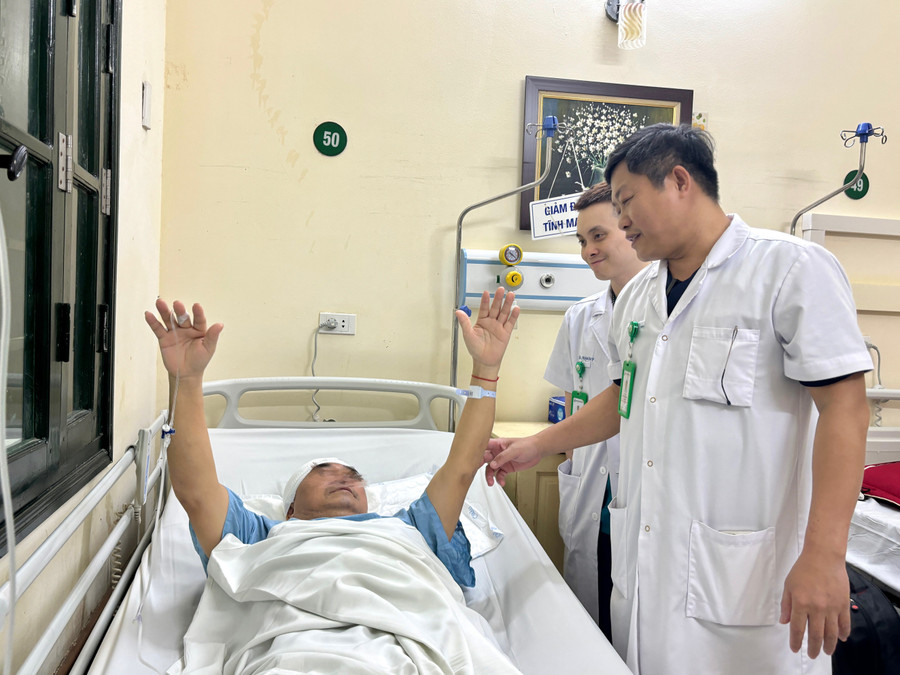 Các bác sĩ thăm khám lại cho người bệnh. Ảnh: BVCC