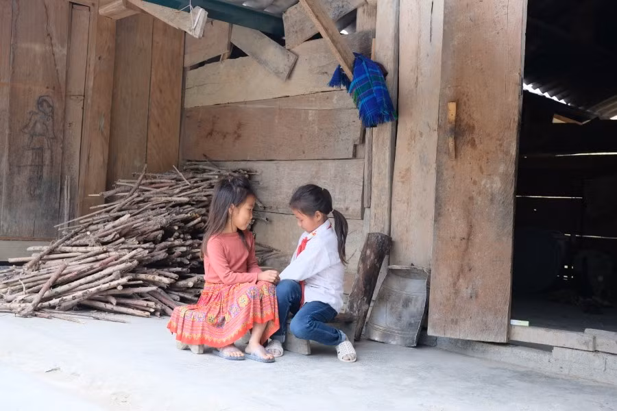 Chị em Hờ Thị Pàng tự chăm sóc lẫn nhau.