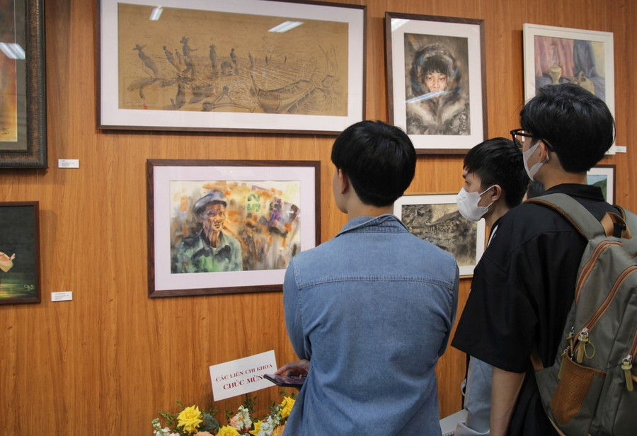 Triển lãm mỹ thuật sinh viên 2025, diễn ra từ ngày 24 - 31/3 tại tòa nhà Art Gallery - Trường Đại học Kiến trúc Hà Nội.