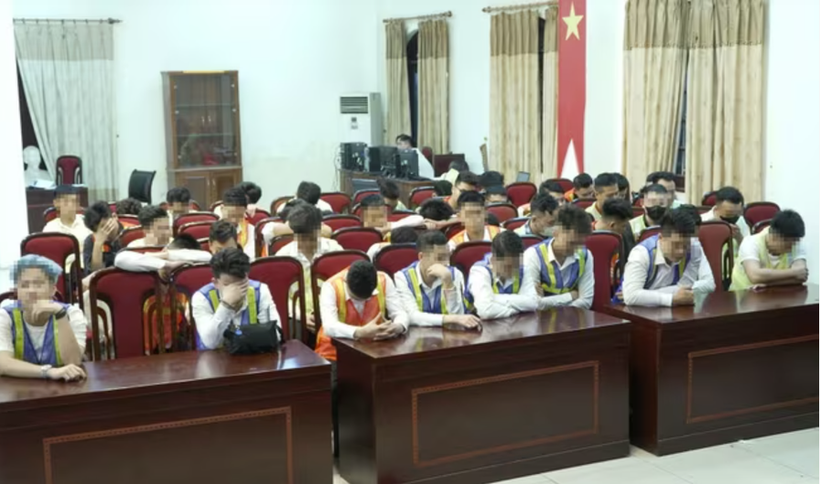 Hàng trăm nhân viên được mời về trụ sở công an để làm việc.