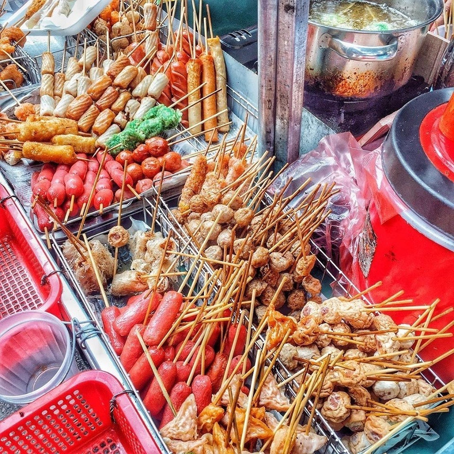 Việc tiêu thụ thực phẩm kém vệ sinh, đặc biệt là 'xiên bẩn' có thể gây ra nhiều nguy cơ nghiêm trọng cho sức khoẻ. 