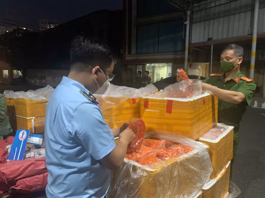 Phát hiện kho chứa 40.000 gói rong biển trôi nổi chuẩn bị tuồn ra thị trường ở Bắc Ninh.