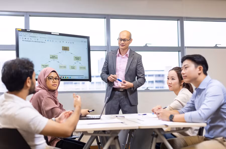 Singapore sử dụng chứng chỉ vi mô để nâng cao kỹ năng cho người lao động.