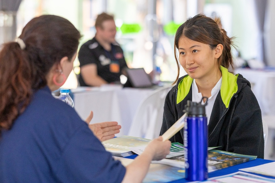 និស្សិតថៃចង់ទទួលបានជំនាញការងារក្នុងពេលសិក្សានៅសាកលវិទ្យាល័យ។ giao-duc-dai-hoc-chau-a-ky-nguyen-chung-chi-vi-mo-1.jpg