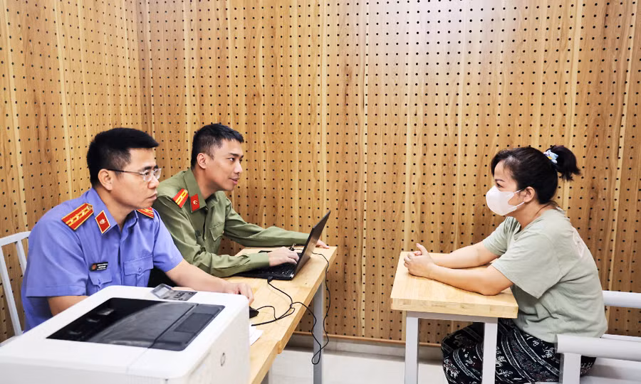 Cán bộ cơ quan điều tra Công an tỉnh Bắc Ninh thẩm vấn Ngô Thị Phương Lan. Ảnh: BBN