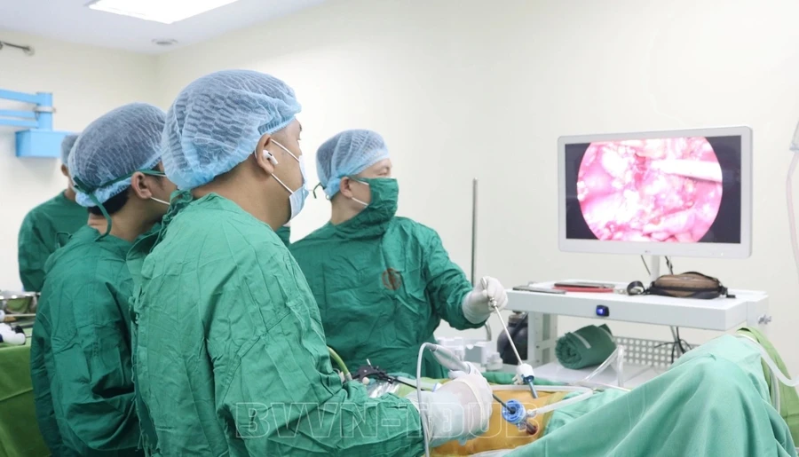Các bác sĩ phẫu thuật ghép thận cho người bệnh. Ảnh: BVCC