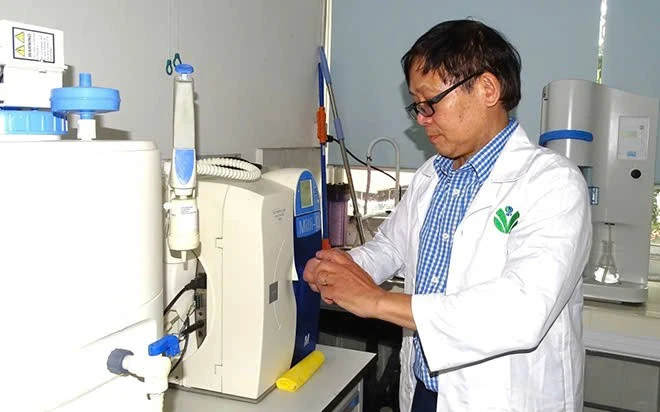 GS.TS Nguyễn Cửu Khoa trong phòng thí nghiệm.