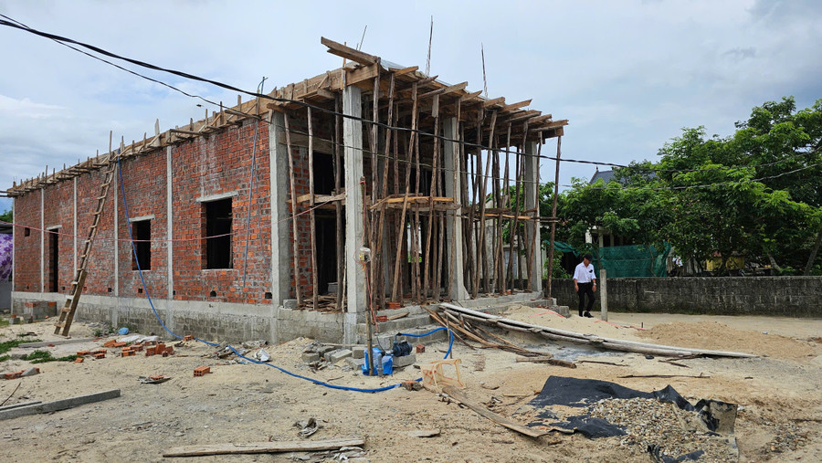 Nhiều người dân ở xã Mỹ Thủy xây dựng nhà trái phép trong khi chờ di dời để thực hiện dự án cảng nước sâu Mỹ Thủy. vi-sao-nguoi-dan-di-khong-duoc-o-khong-xong-3.jpg