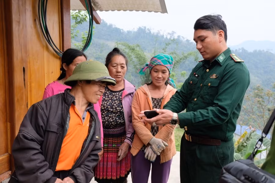 Lực lượng Biên phòng tuyên truyền cho bà con về tình trạng lừa đảo trên không gian mạng.