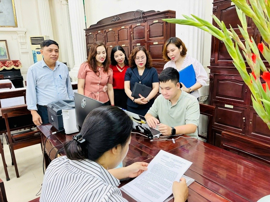 Lãnh đạo phường Cửa Nam (Hà Nội) kiểm tra công tác tuyển sinh đầu cấp tại các trường học. Ảnh: Vân Anh no-luc-duy-tri-va-nang-cao-chat-luong-giao-duc-1.jpg