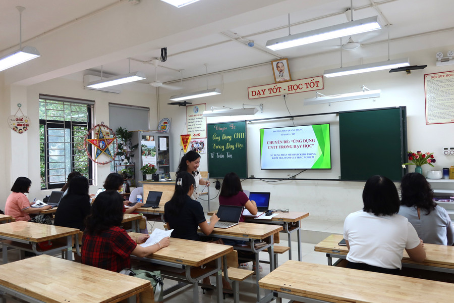 Thành lập Tổ công nghệ thông tin và bố trí các tiết học chuyển đổi số diễn ra thường xuyên, bảo đảm hỗ trợ giáo viên tốt nhất trong các bài giảng thế hệ mới.