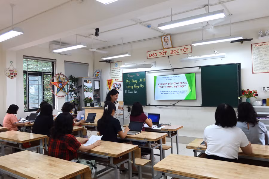 Thành lập Tổ công nghệ thông tin và bố trí các tiết học chuyển đổi số diễn ra thường xuyên, bảo đảm hỗ trợ giáo viên tốt nhất trong các bài giảng thế hệ mới.