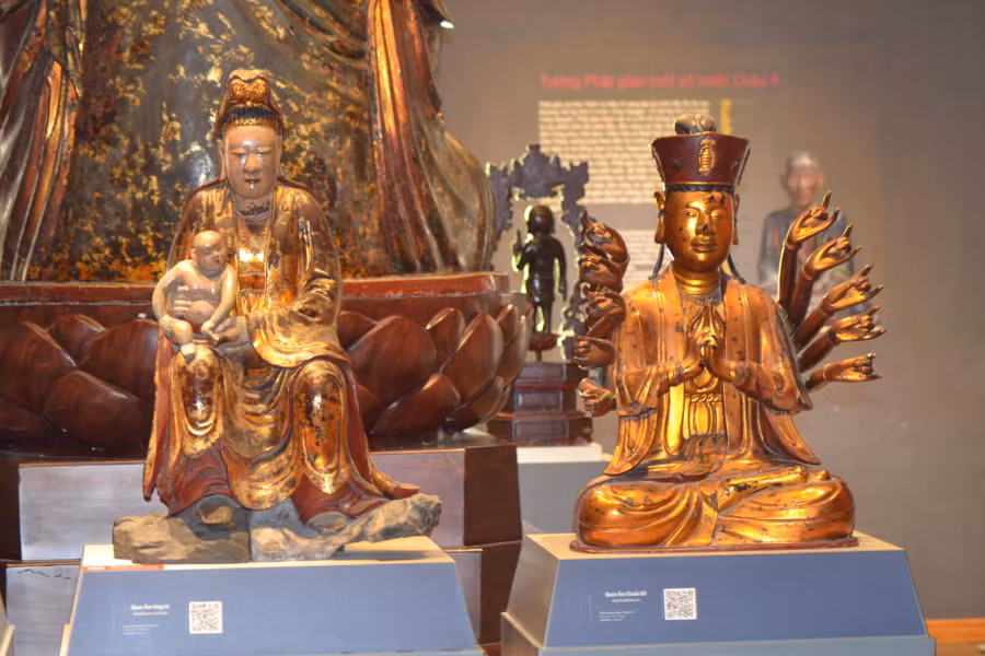 Hiện vật về Phật giáo được trưng bày tại Bảo tàng Lịch sử TPHCM.