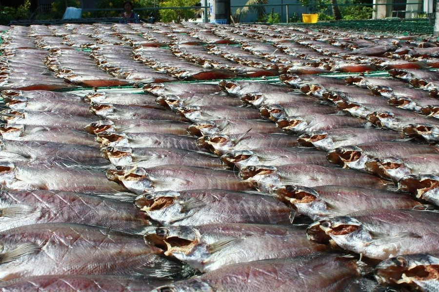 Khô cá sặc rằn là đặc sản nổi tiếng của tỉnh Cà Mau.