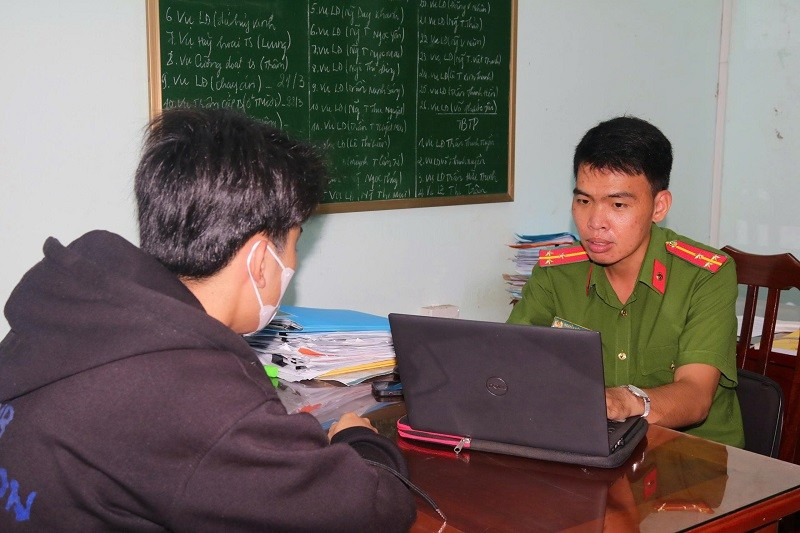 Nạn nhân trình bày sự việc với cán bộ công an.