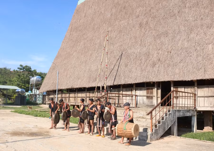 Câu lạc bộ văn hóa dân gian thôn 5 (Kon Braih, Quảng Ngãi) gìn giữ văn hóa truyền thống qua từng thế hệ.