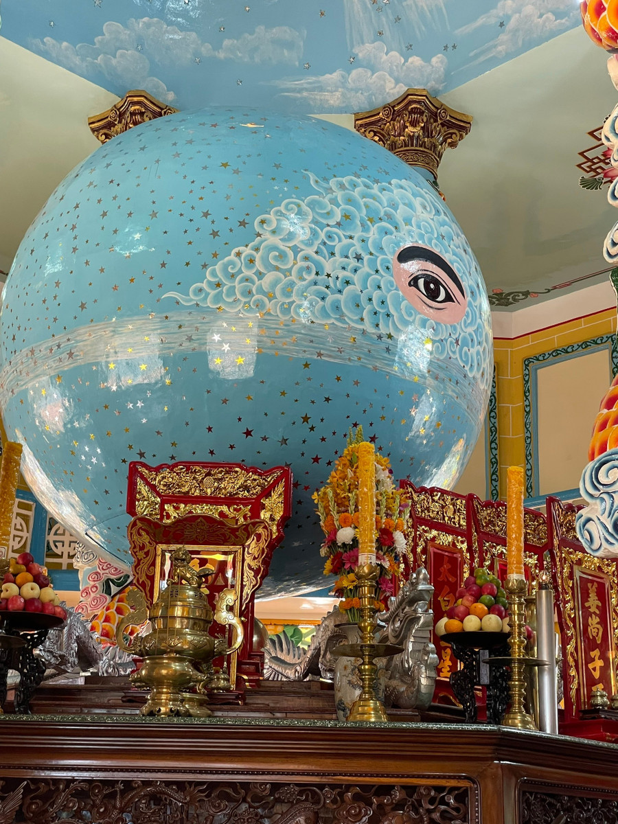 Khu vực thờ 'Thiên Nhãn' trong chánh điện Tòa Thánh Tây Ninh. Ảnh: Hà An. toa-thanh-tay-ninh-suc-nguoi-luu-mai-voi-thoi-gian-3.jpg