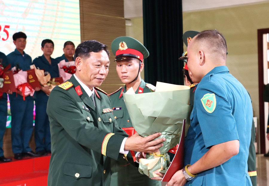 Bộ Chỉ huy quân sự TP Huế trao quyết định cho cán bộ Ban Chỉ huy quân sự cấp xã tại Huế. Ảnh minh họa: INT