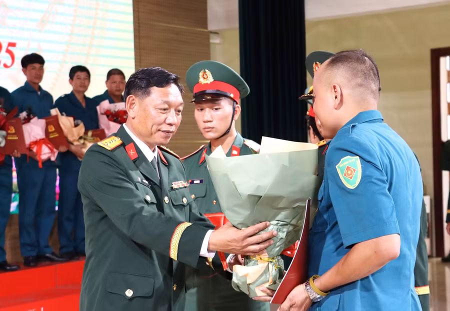 Bộ Chỉ huy quân sự TP Huế trao quyết định cho cán bộ Ban Chỉ huy quân sự cấp xã tại Huế. Ảnh minh họa: INT