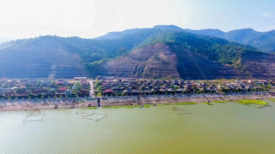 Những ngôi nhà sàn san sát nhau bên lòng hồ thủy điện Sơn La tạo nên bức tranh 'sơn thủy hữu tình'.
