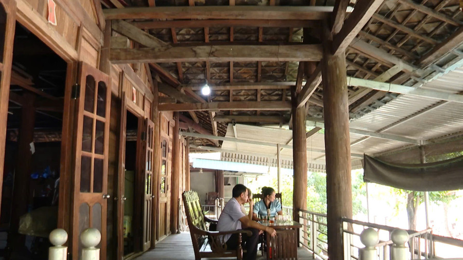 Hiên nhà là nơi tiếp khách, cũng là nơi các thế hệ cha ông kể cho con cháu nghe về truyền thống của dân tộc mình. noi-nha-san-ke-chuyen-nghin-nam-3.jpg