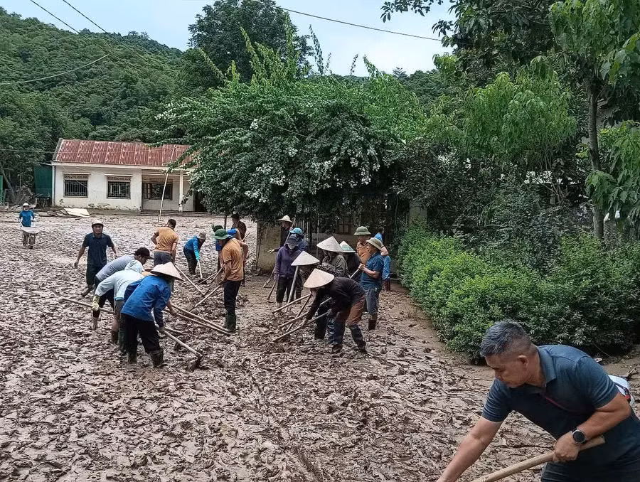 Thầy cô Trường THPT Nghi Lộc 2 (Trung Lộc, Nghệ An) giúp đỡ điểm trường ở Tương Dương. Ảnh: NVCC.