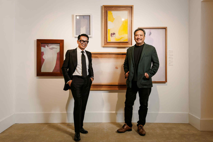 Nhà thiết kế Quách Thái Công (trái) và họa sĩ Bùi Tiến Tuấn (phải) kết hợp mở triển lãm 'Lụa là', nhằm mở rộng biên độ của nghệ thuật đương đại. tranh-lua-mo-rong-bien-do-cua-hoi-hoa-viet-1-4915.jpg