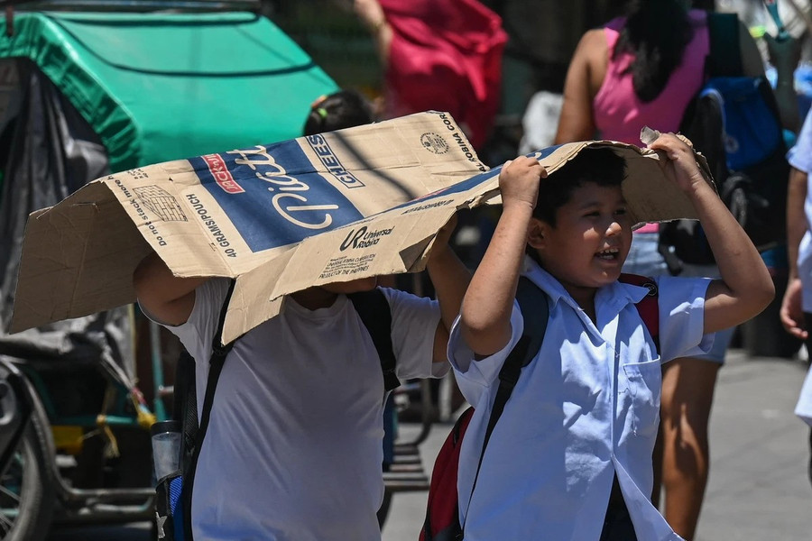 Học sinh Philippines tìm 'mọi cách' để tránh nóng.