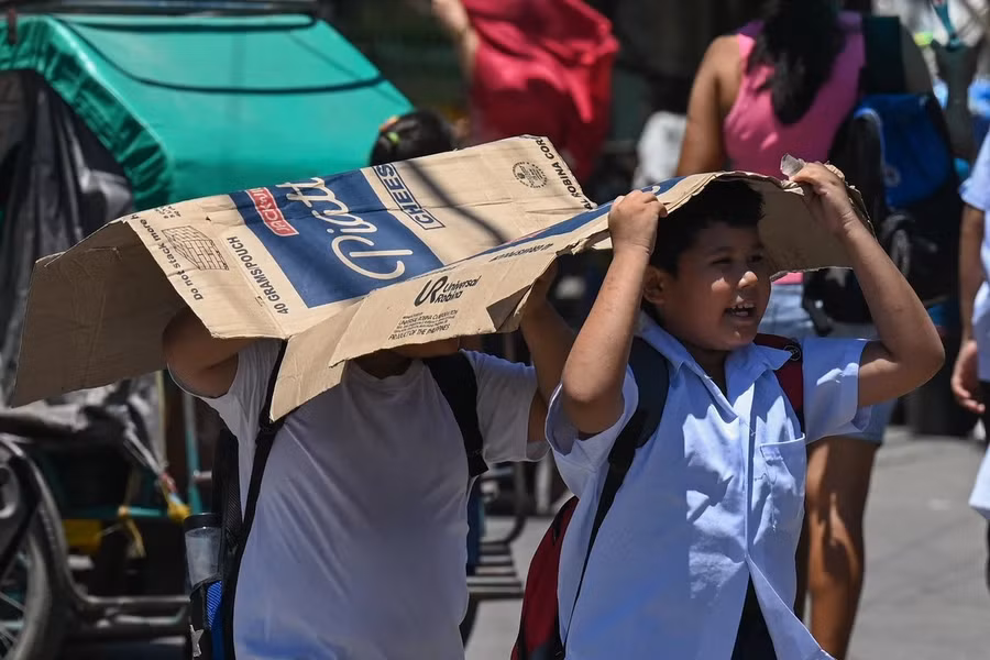 Học sinh Philippines tìm 'mọi cách' để tránh nóng.
