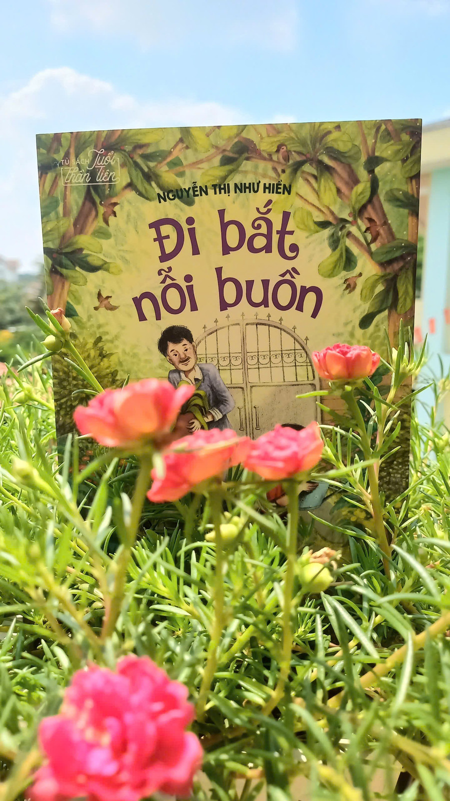 Cuốn truyện 'Đi bắt nỗi buồn' mang đến nhiều lời giải đáp đơn giản mà ẩn sâu bên trong là những bài học lớn. Ảnh: Ngọc Phạm. tu-trang-sach-mo-nhung-dieu-am-ap-cho-tuoi-tho-1.jpg
