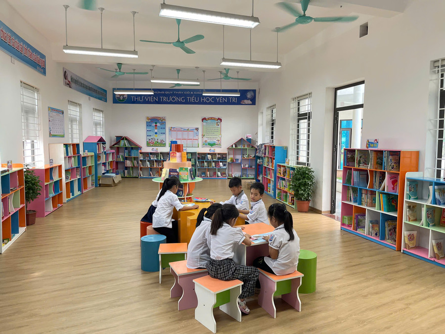 Biblioteca de la escuela primaria Yen Tri (Yen Dong, Ninh Binh). cha-me-bot-lo-hoc-sinh-them-vui-3.jpg