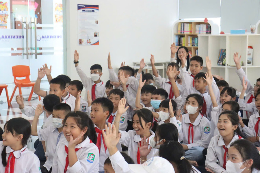 Los estudiantes de la escuela primaria Yen Chinh (Phong Doanh, Ninh Binh) participan con entusiasmo en las actividades de la biblioteca. cha-me-bot-lo-hoc-sinh-them-vui-1.jpg